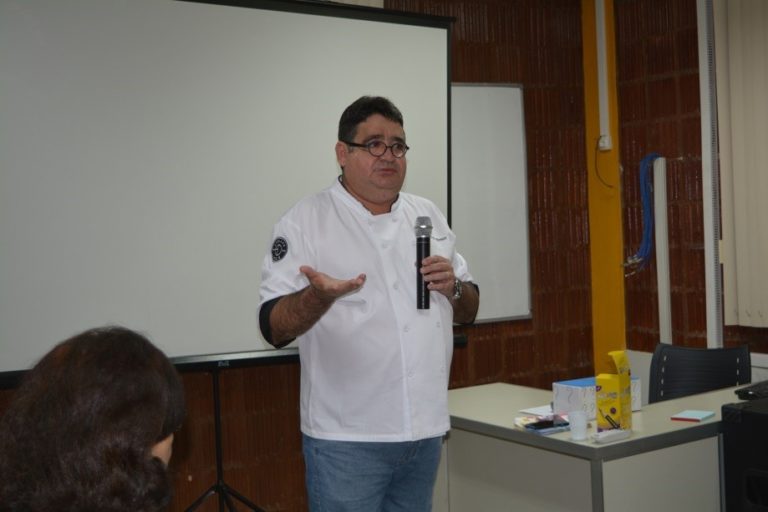 Membros da Comunidade Humanidade Nova de Manaus oferece palestras as mães do Centro Social