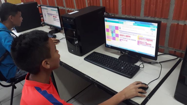 Adolescentes do bairro Ouro Verde que participam do projeto social Roger Cunha, iniciam projeto de criação de jogos e aplicativos